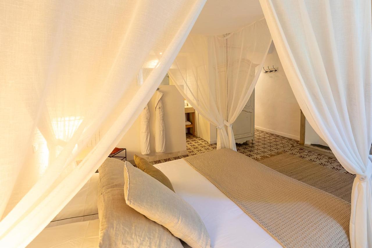 Mas De Capelou Bed & Breakfast